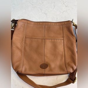 FOSSIL LEATHER CROSSBODY BAG. (#2021). BROWN/TAN. EUC.
